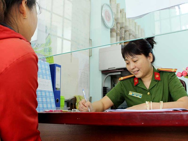 Nữ công an ‘gây thương mến’ cho dân