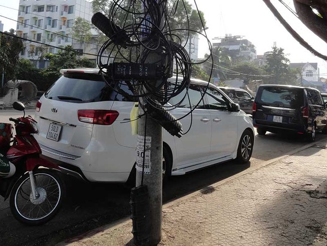 Cáp quang treo trụ điện, nguy hiểm cho người đi đường
