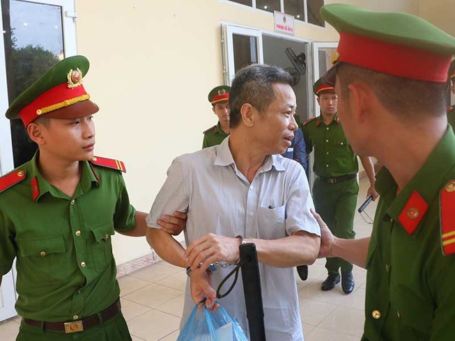 Cựu bí thư Bến Cát kêu oan trước khi tòa nghị án