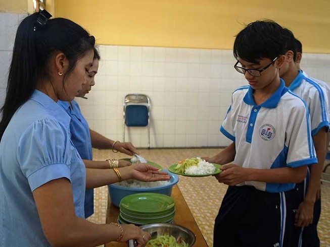 ‘Con ở lại ăn trưa, cô gửi tiền rồi, đừng lo!’