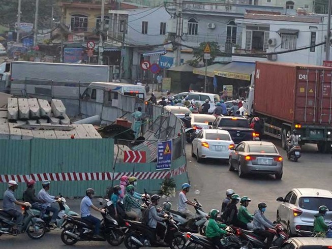 Lý do lô cốt mọc đầy đường cuối năm