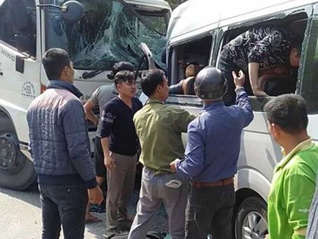 Xe tải tông trực diện xe khách, nhiều người bị thương nặng