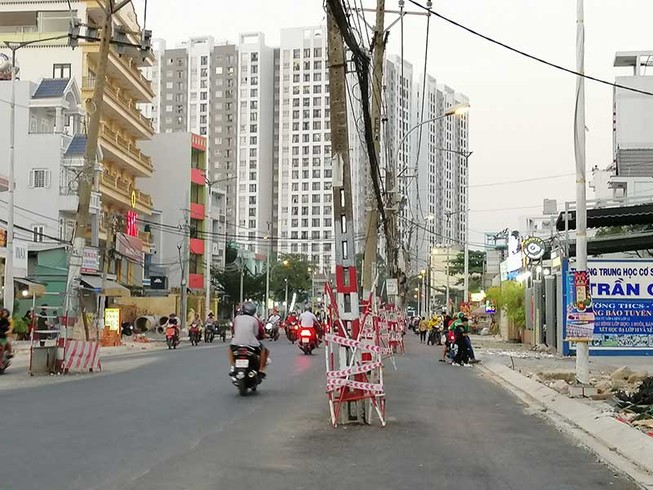 Mối nguy từ cột điện ‘chình ình’ giữa đường