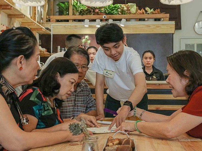 Quán cà phê toàn nhân viên khiếm thính