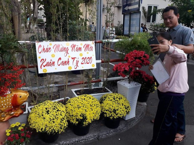 Mang mùa xuân làng quê vào bệnh viện