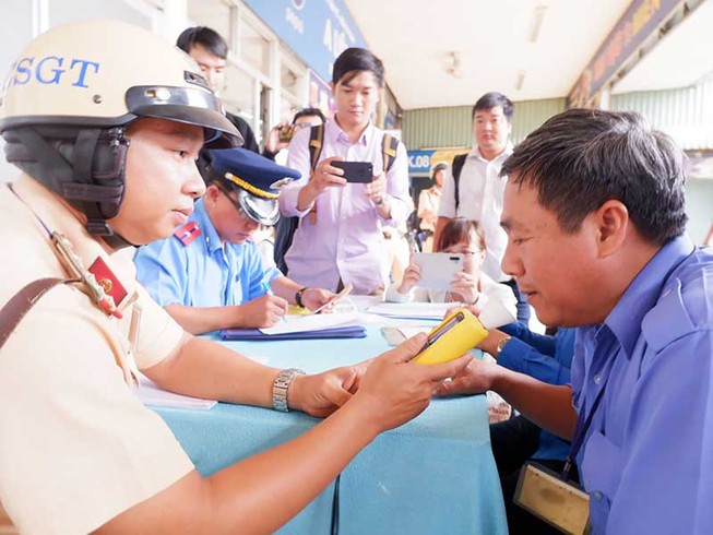 TP.HCM ra quân xử lý xe vi phạm cao điểm tết