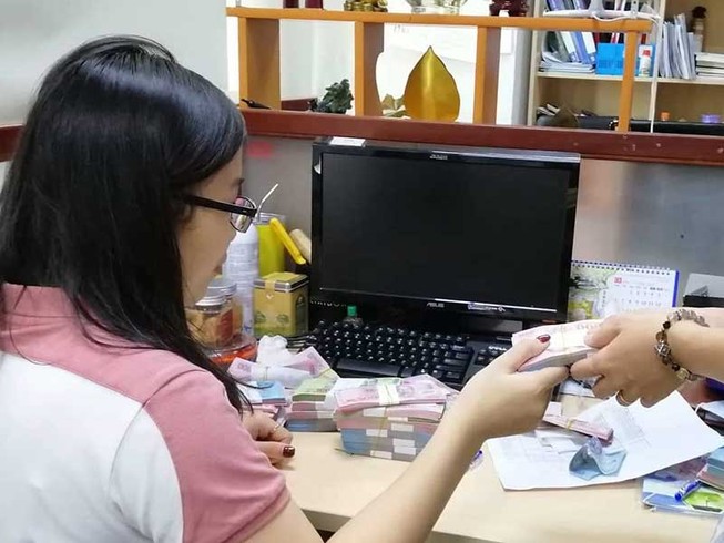 Cận tết, phí đổi tiền mới tăng chóng mặt