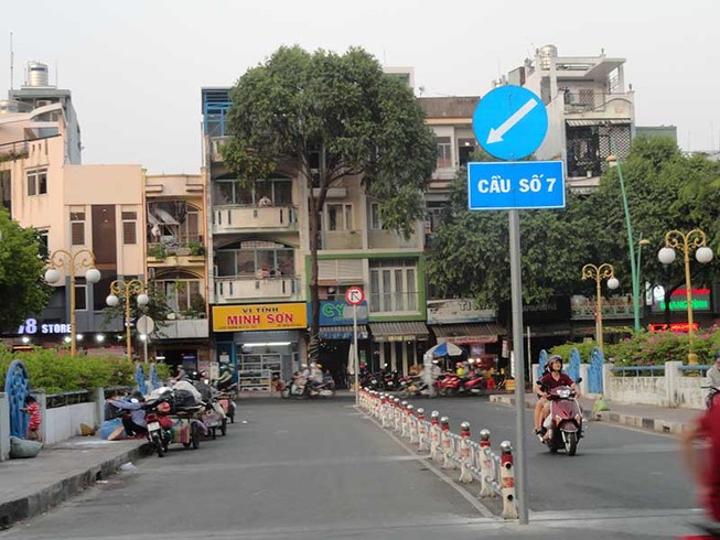 Cần xóa bỏ các điểm gom phế liệu trên cầu