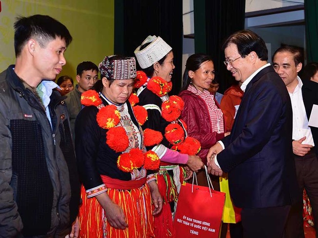 Phó thủ tướng tặng quà tết cho hộ nghèo, gia đình chính sách