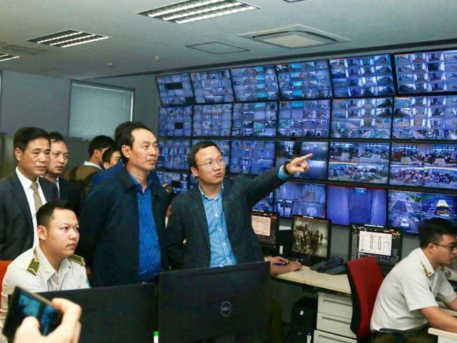 Thứ trưởng kiểm tra sân bay ngày cận tết