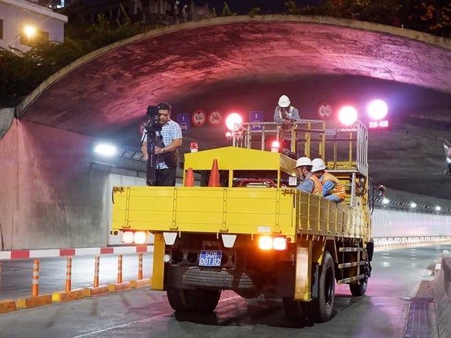 Một ngày của những người ‘chữa bệnh’ cho hầm sông Sài Gòn
