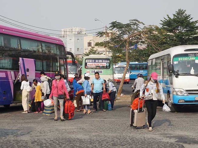 Bến tàu, xe vắng khách ngày nghỉ cuối tết Canh Tý 2020
