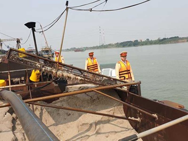 Bắt tàu hơn 260 tấn hút cát trái phép ở sông Hồng