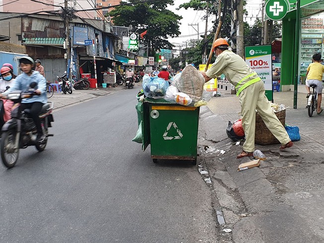 Nỗi lo của người thu gom rác trong mùa dịch Corona
