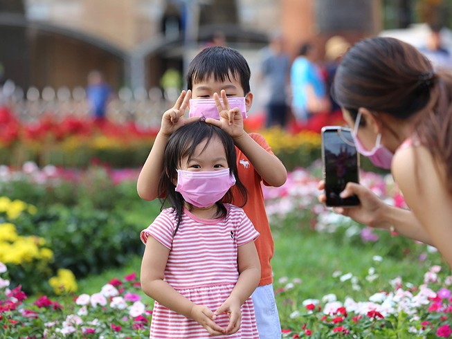 Du khách đeo khẩu trang tham quan TP.HCM. Ảnh: HOÀNG GIANG