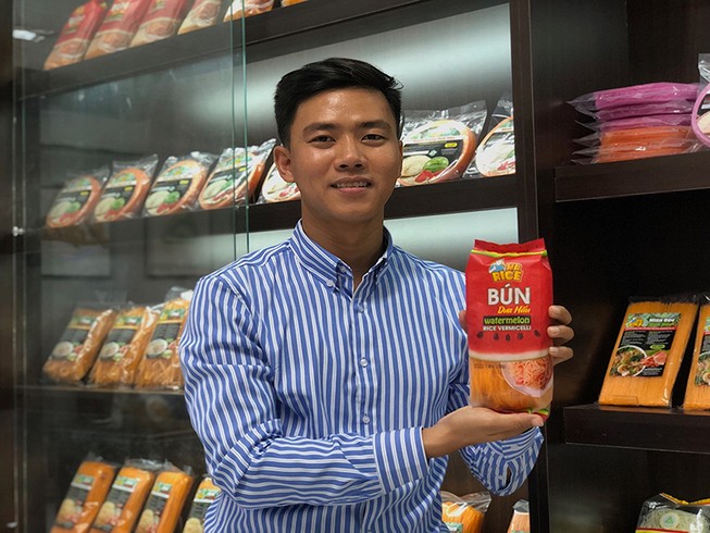 CEO làm bún dưa hấu, bánh tráng thanh long