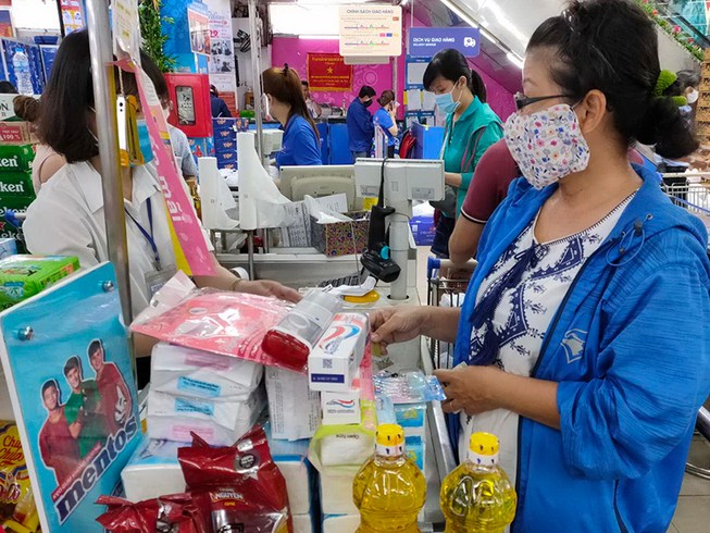Gạo, rau, thịt… đầy ắp siêu thị