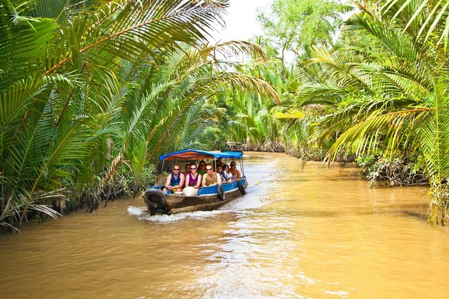 Du lịch là một trong những ngành thiệt hại nặng nề do dịch. Trong ảnh: Du khách tham quan miền Tây- Ảnh: Tú Uyên