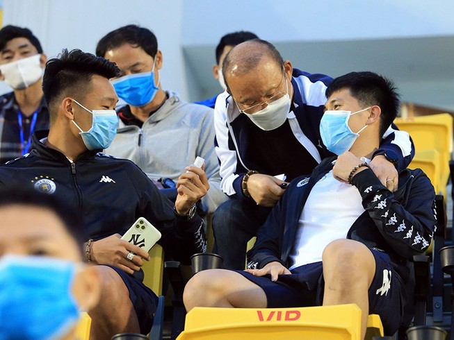 Bóng V-League lạc lõng lăn giữa mùa dịch