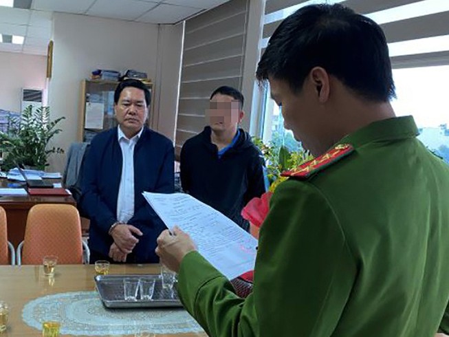 Cán bộ thuế dọa doanh nghiệp lấy 100 triệu đồng