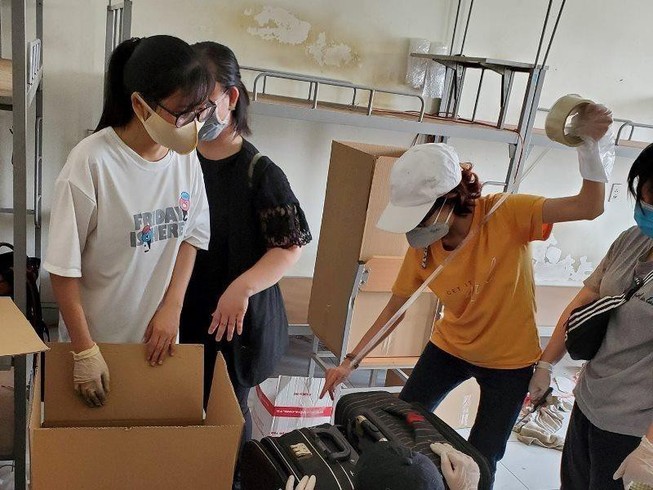 Các tình nguyện viên thu dọn đồ đạc của SV, dành chỗ cho người cách ly tại KTX ĐH Quốc gia TP.HCM
