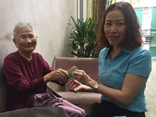 Mẹ VNAH 91 tuổi: ‘Xưa chống giặc, giờ mẹ ủng hộ chống dịch’