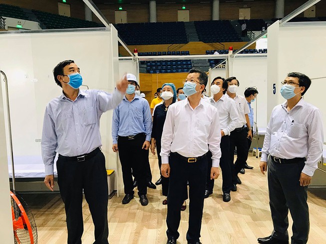 Dịch COVID-19: Tiếp tục cách ly, thành lập bệnh viện dã chiến