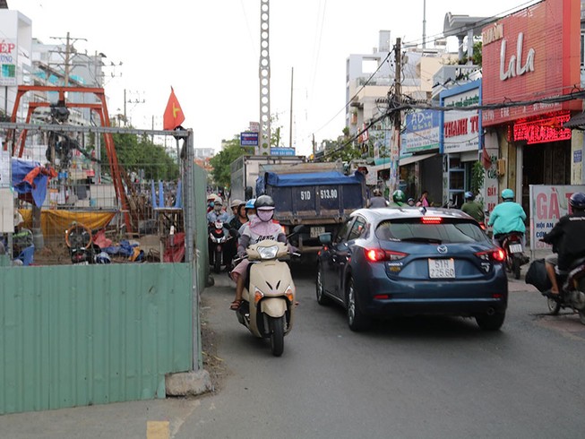 Rào chắn bủa vây nhiều tuyến đường ở TP.HCM
