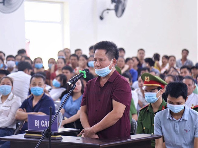 Chủ quán bắt khách quỳ bị 1 năm tù