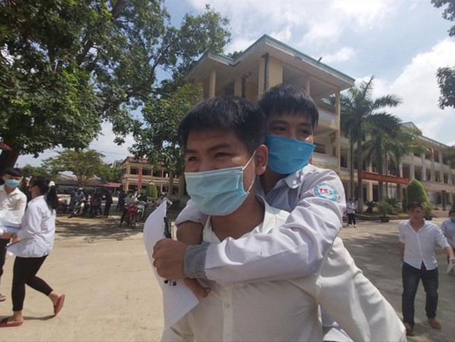 Miễn học phí cho thí sinh 10 năm cõng bạn