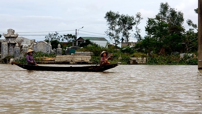 ‘Sáng nay, nước lại dâng cao…’
