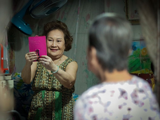 Xóm ve chai lần đầu mặc áo dài