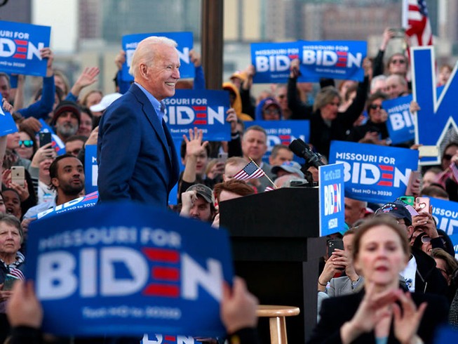 Ông Biden vượt mặt ông Trump, đảng Dân chủ vẫn lo