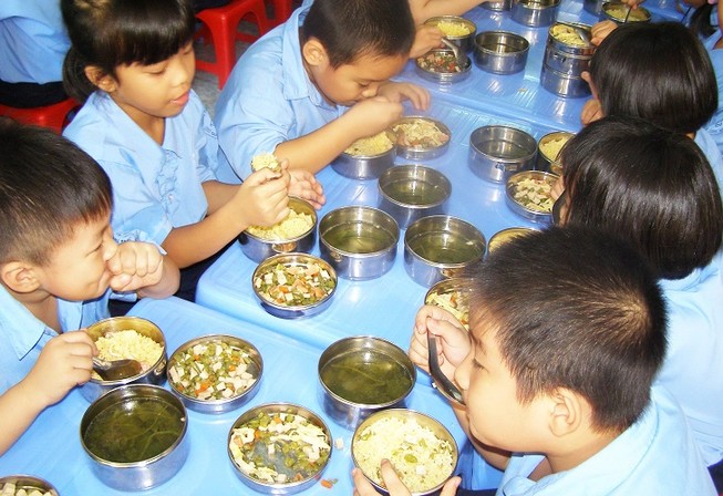 Lo ngại ngộ độc thực phẩm trong trường học