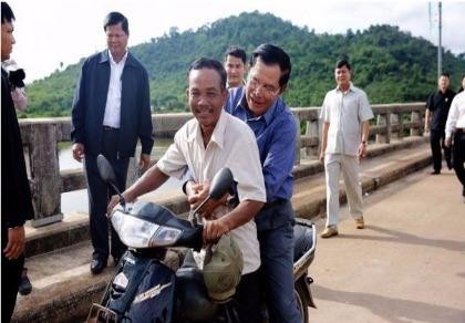 Thủ tướng Campuchia bị phạt vì không đội mũ bảo hiểm