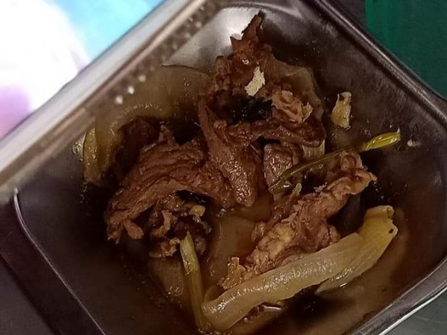 Hàng ngàn công nhân ngưng việc vì thức ăn có 'sinh vật lạ'