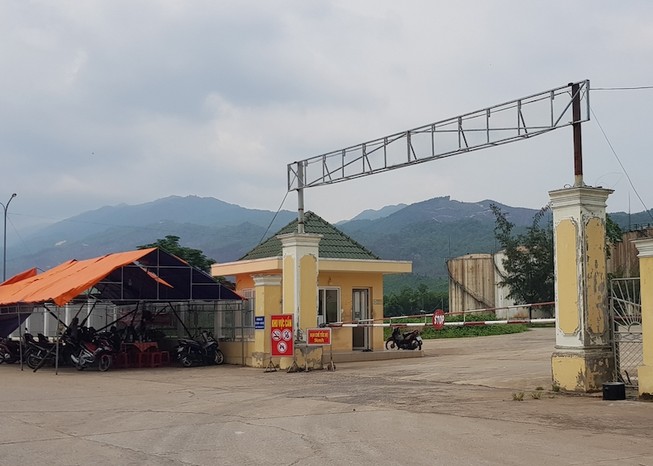 Dân dựng lều chặn xe ra vào trước nhà máy cồn Đại Tân