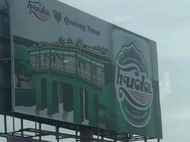 Biểu tượng di sản chùa Cầu bị bia chèn