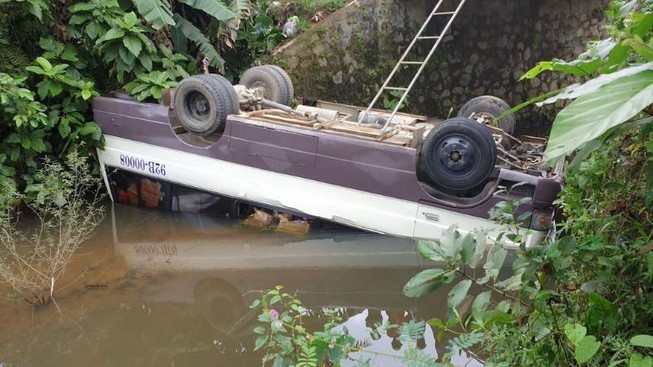 Tránh xe tải, xe khách rơi xuống kênh lật ngửa