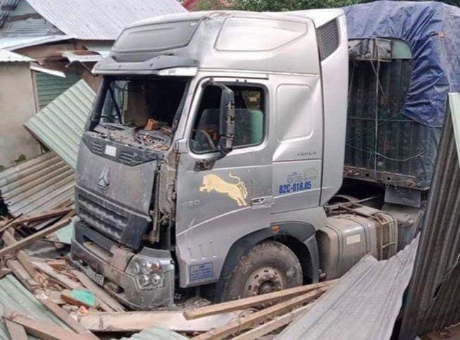 Tài xế container tông sập nhà dân có nồng độ cồn trong máu