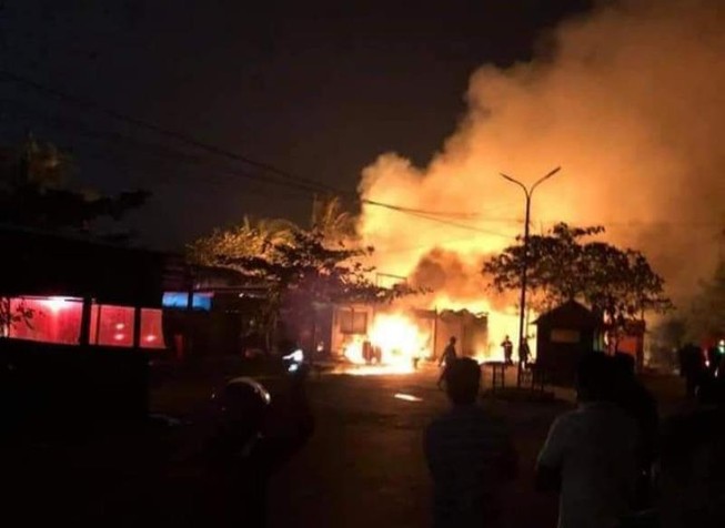 Cháy liên tiếp 4 nhà hàng liền nhau