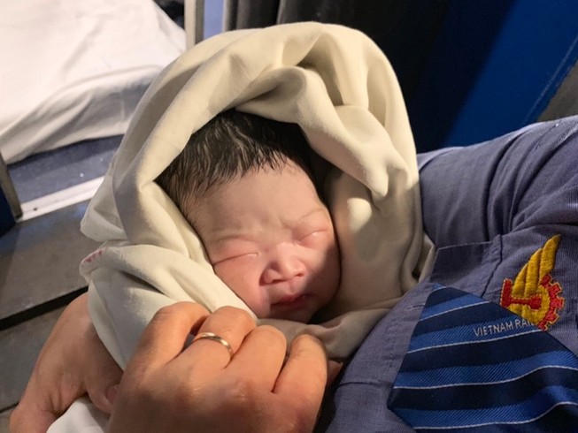 Nữ hành khách sinh bé gái 2,9 kg trên đoàn tàu SE6
