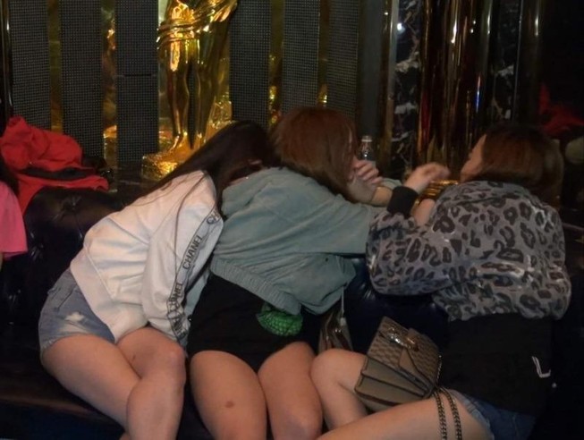 Nhiều người phê ma túy trong quán karaoke ở Quảng Ngãi