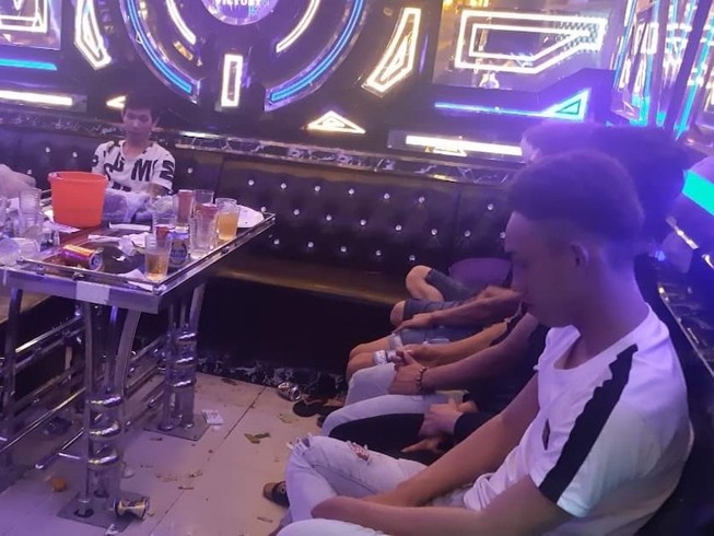 Quảng Nam: Hàng chục người chơi ma túy ở quán karaoke