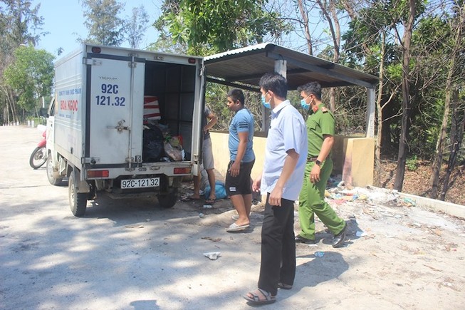 Bắt quả tang 2 người đổ thịt thối, xác gà ra môi trường