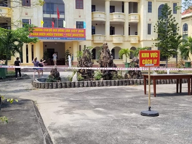 Đưa bệnh nhân COVID-19 thứ 57 đến bệnh viện điều trị