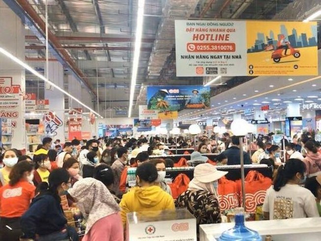 Quảng Ngãi: Biển người chen chúc trong siêu thị