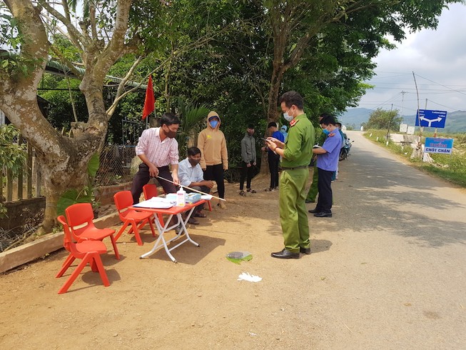 Thanh niên hành hung cán bộ chốt kiểm dịch COVID-19