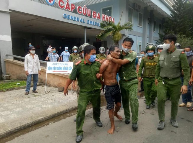 Khống chế kẻ mang xăng đốt BV đa khoa Quảng Ngãi