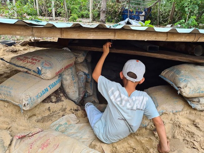 Quảng Nam: Người dân làm hầm tránh bão số 9